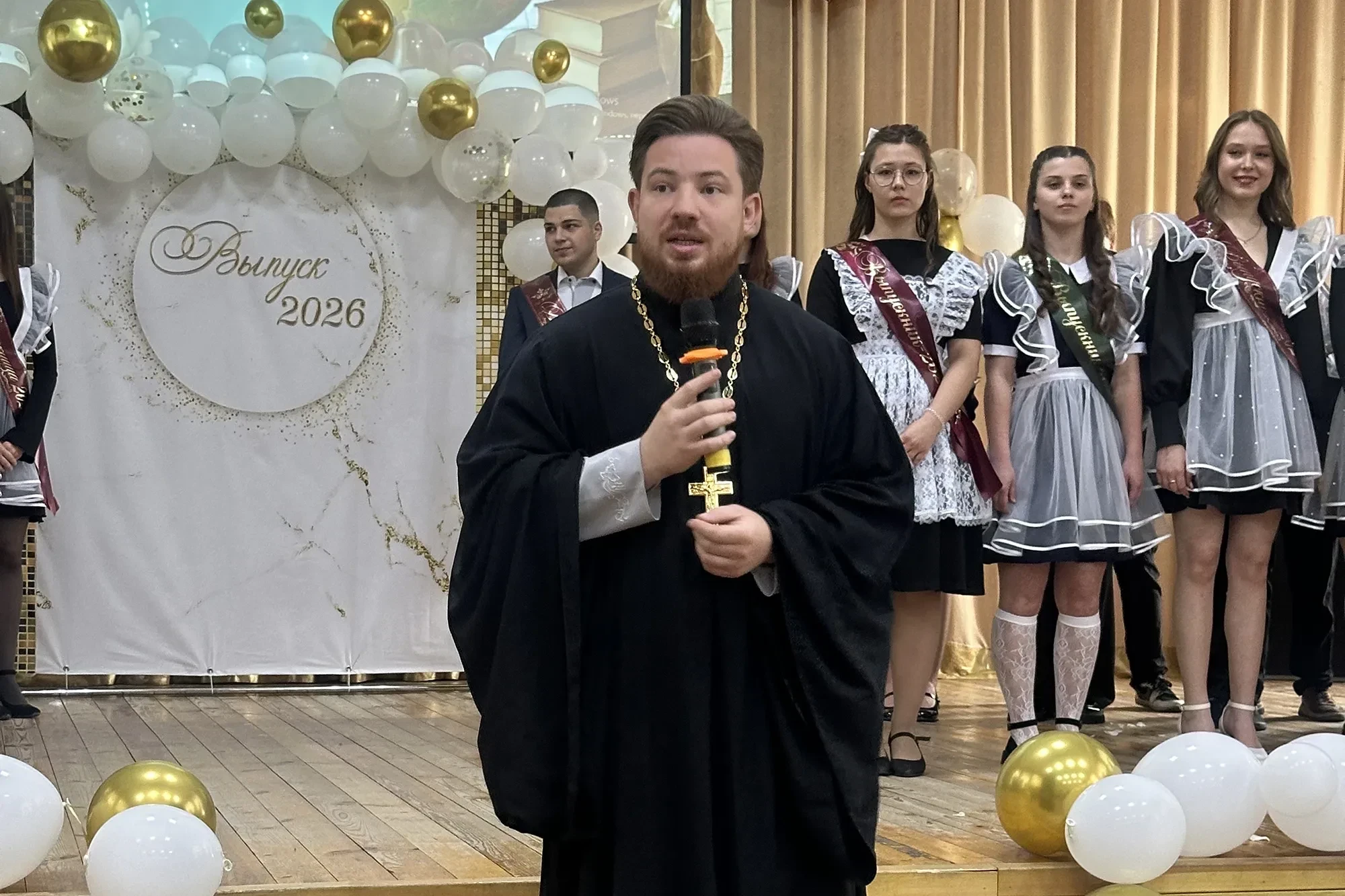 Священнослужитель принял участие в празднике Последнего звонка